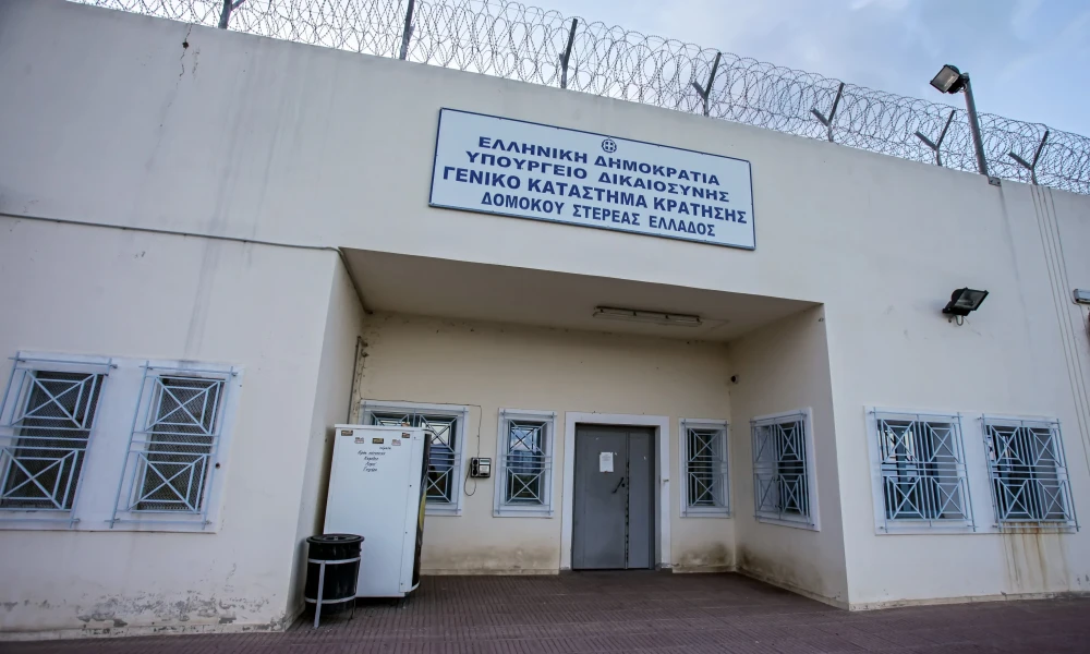16 συσκευασίες ηρωίνης πήγε 30χρονη στον δολοφόνο του Μιχάλη Ζαφειρόπουλου στις φυλακές!